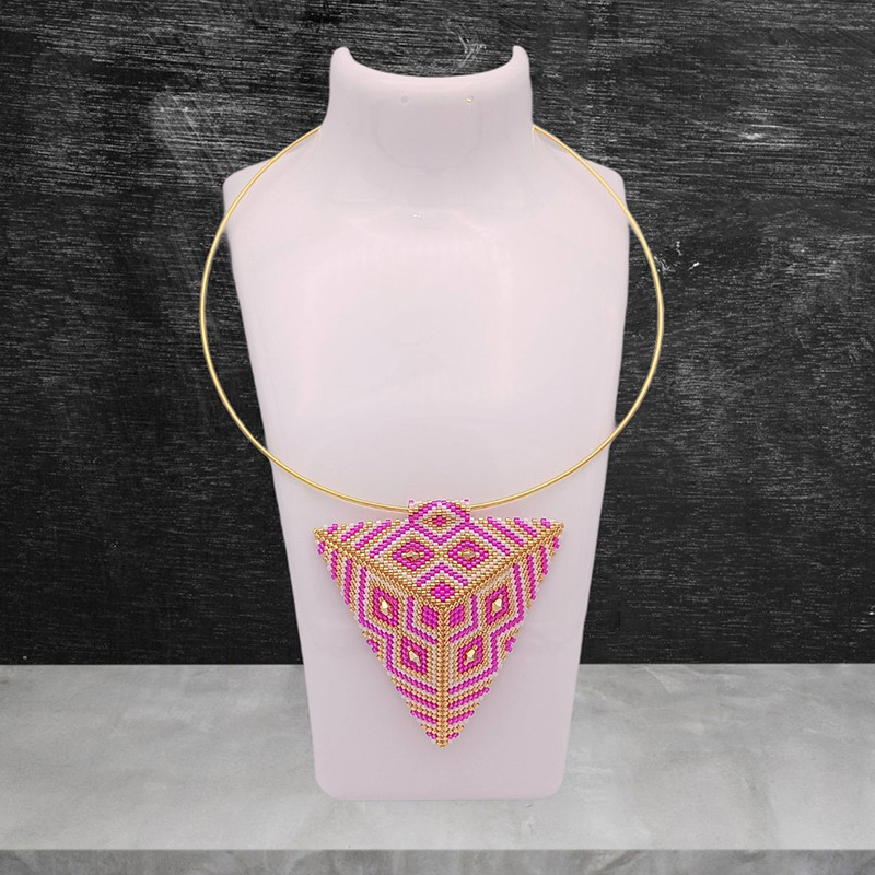 Collier avec pendentif en triangle Magie