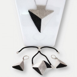 Parure argent, noir et blanc.