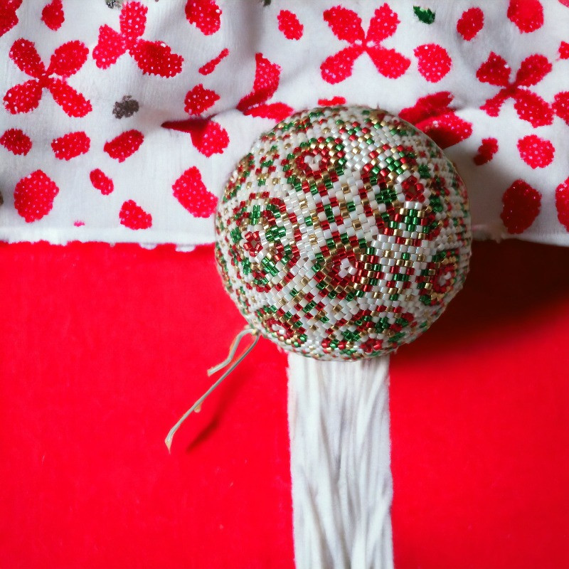 Ambachtelijke kerstbal in Miyuki Delica kralen rood groen goud