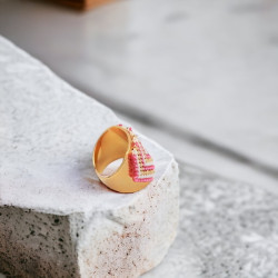Brede ring Kenzia – roze en goud – handgemaakte sieraden