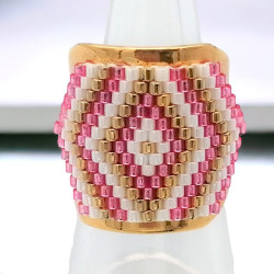 Zoom sur le tissage de la bague Kenzia – Perles japonaises