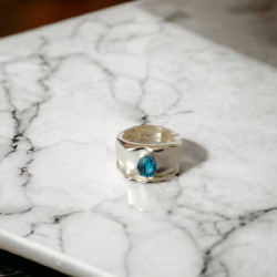 Bague réglable en rhodium argenté avec cristal autrichien bleu 8x6 mm