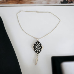 Diamond-shaped pendant with silver feather – Plume