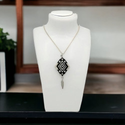 Diamond-shaped pendant with silver feather – Plume