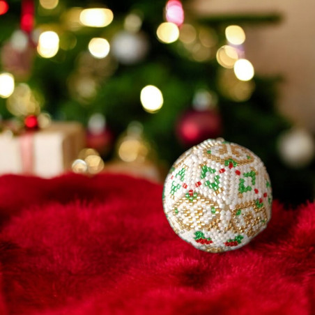 Boule de Noël blanc or rouge vert motif cœur en Miyuki