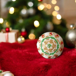 Boule de Noël motif pentagone en perles Miyuki Delica