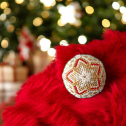 Boule de Noël motif étoiles en perles Miyuki Delica