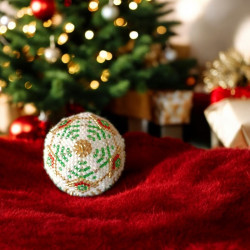 Kerstbal met decoratiemotief in Miyuki Delica kralen