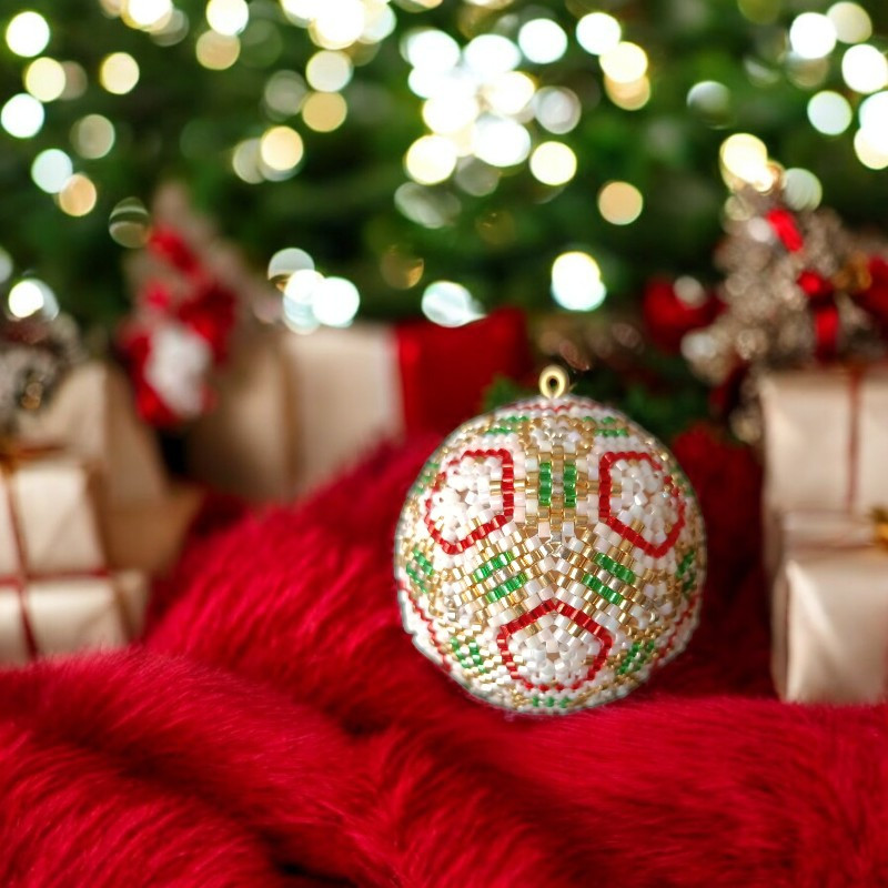 Boule de Noël motif pentagones rouges en perles Miyuki