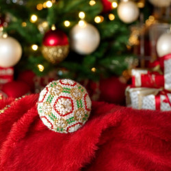 Boule de Noël motif pentagones rouges en perles Miyuki