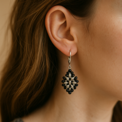 Boucle d'oreille Lony doré et noir - porté