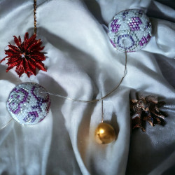 Guirlande de Noël Faite Main en Perles Miyuki Delicas avec Lampes LED