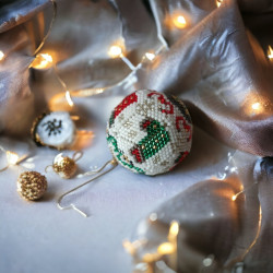 Boule de Noël Rouge avec Motif Chaussette en Perles Miyuki Delicas