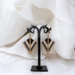 Boucles d’oreilles perlées en triangle feuille d’angle faites à la main | Mamzelle Creations