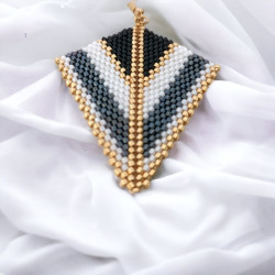 Boucles d’oreilles perlées en triangle feuille d’angle faites à la main | Mamzelle Creations