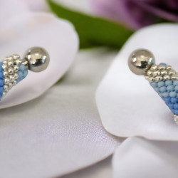 Handgemaakte armband van rocaille kralen gemonteerd op een zilveren slavenarmband van messing.