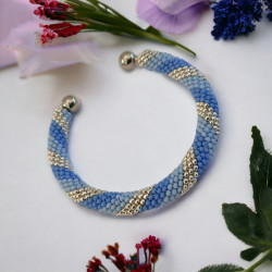 Bracelet fait à la main en perles de rocailles et monté sur un bracelet d'esclave en laiton argenté