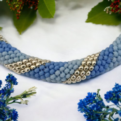 Bracelet fait à la main en perles de rocailles et monté sur un bracelet d'esclave en laiton argenté