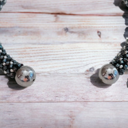 Handgemaakte armband van rocaille kralen en Miyuki Delica op zilverkleurige slavenarmband van messing