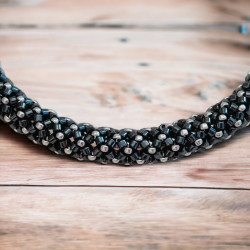 Handgemaakte armband van rocaille kralen en Miyuki Delica op zilverkleurige slavenarmband van messing