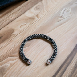 Handgemaakte armband van rocaille kralen en Miyuki Delica op zilverkleurige slavenarmband van messing