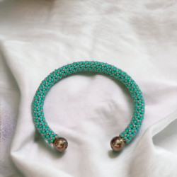 Bracelet fait main en perles de rocailles et Miyuki Delica sur bracelet d'esclave en laiton doré