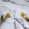 Met de hand gemaakte kralen armband gemonteerd op een gouden slavenarmband van messing