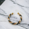 Met de hand gemaakte kralen armband gemonteerd op een gouden slavenarmband van messing