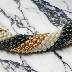 Bracelet en perles de rocailles fait à la main montée sur un bracelet d'esclave en laiton doré