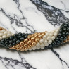 Bracelet en perles de rocailles fait à la main montée sur un bracelet d'esclave en laiton doré