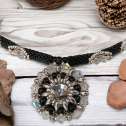 Collier circulaire Loubisana en perles Miyuki Delica et Swarovski