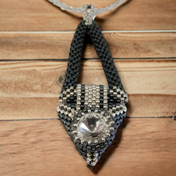 Collier avec pendentif en Miyuki Delica et cabochon Swarovski - Mamzelle Créations