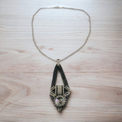 Collier avec pendentif en Miyuki Delica et cabochon Swarovski - Mamzelle Créations