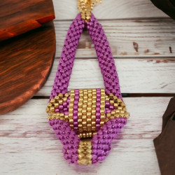 Collier en nickel doré avec pendentif en tissage peyote Miyuki Delica et cabochon Swarovski
