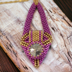 Collier en nickel doré avec pendentif en tissage peyote Miyuki Delica et cabochon Swarovski