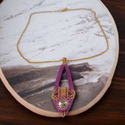 Collier en nickel doré avec pendentif en tissage peyote Miyuki Delica et cabochon Swarovski