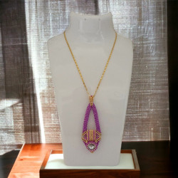 Collier en nickel doré avec pendentif en tissage peyote Miyuki Delica et cabochon Swarovski