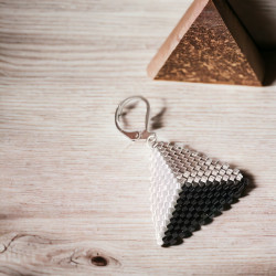 Parure tissée en forme de triangle avec perles Miyuki Delica argent, noir et blanc