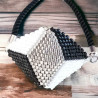 Parure tissée en forme de triangle avec perles Miyuki Delica argent, noir et blanc