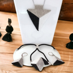 Parure tissée en forme de triangle avec perles Miyuki Delica argent, noir et blanc