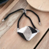 Parure tissée en forme de triangle avec perles Miyuki Delica argent, noir et blanc