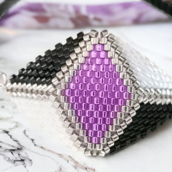 Parure tissée en forme de triangle avec perles Miyuki Delica mauve, noir et blanc