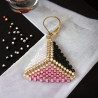 Parure tissée en forme de triangle avec perles Miyuki Delica rose, noir et blanc