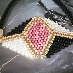 Parure tissée en forme de triangle avec perles Miyuki Delica rose, noir et blanc