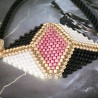 Parure tissée en forme de triangle avec perles Miyuki Delica rose, noir et blanc