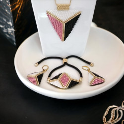 Parure tissée en forme de triangle avec perles Miyuki Delica rose, noir et blanc