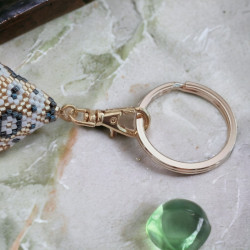 Porte-clé Pods tissé à la main avec perles Miyuki Delica et toupies dorées