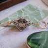Porte-clé Pods tissé à la main avec perles Miyuki Delica et toupies dorées