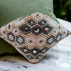 Porte-clé Pods tissé à la main avec perles Miyuki Delica et toupies dorées