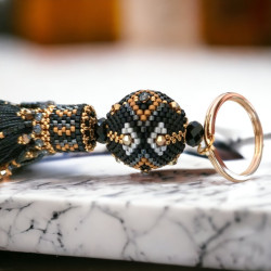 Porte-clé en bois avec perles Miyuki Delica et cristaux.